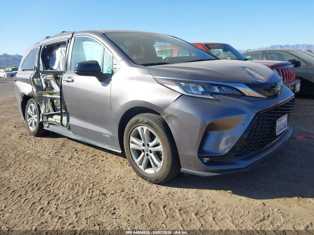Salvage Toyota Sienna Image