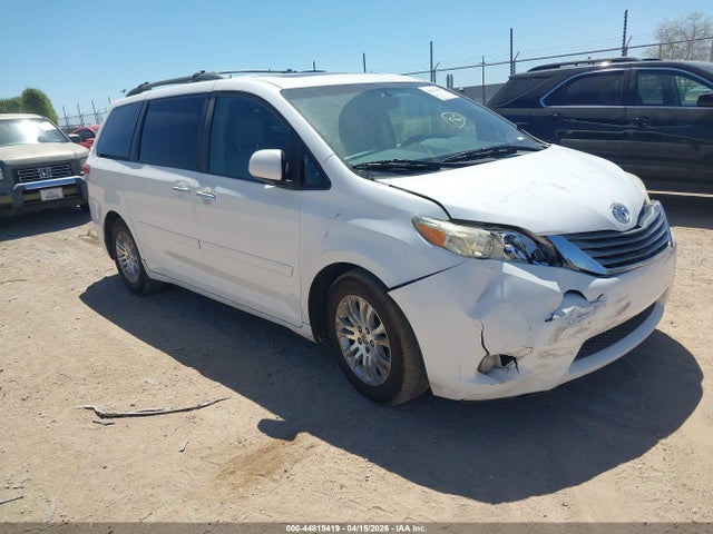 Salvage Toyota Sienna Image