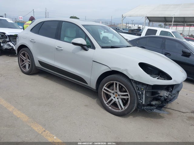 Salvage Porsche Macan Image
