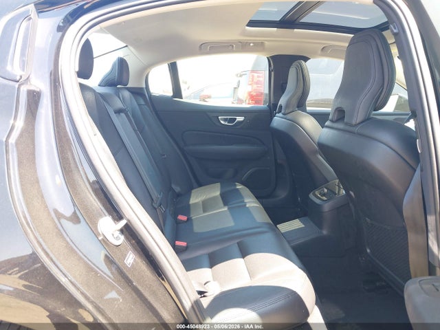 Volvo S60 Recharge Plug-in Hybrid T8 Plus Dark Theme