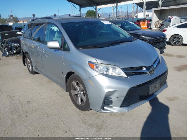 Salvage Toyota Sienna Image