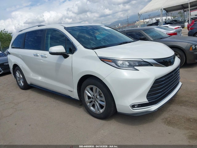 Salvage Toyota Sienna Image