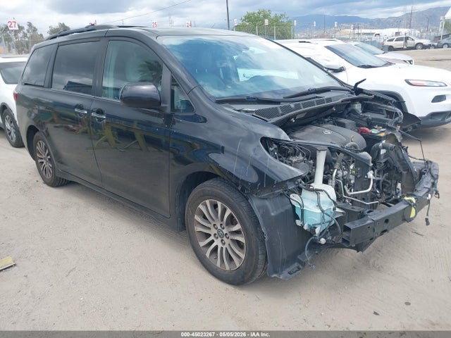 Salvage Toyota Sienna Image
