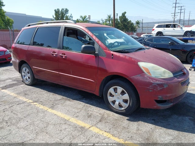 Salvage Toyota Sienna Image