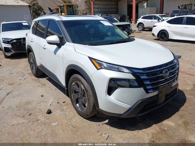 Salvage Nissan Rogue Image