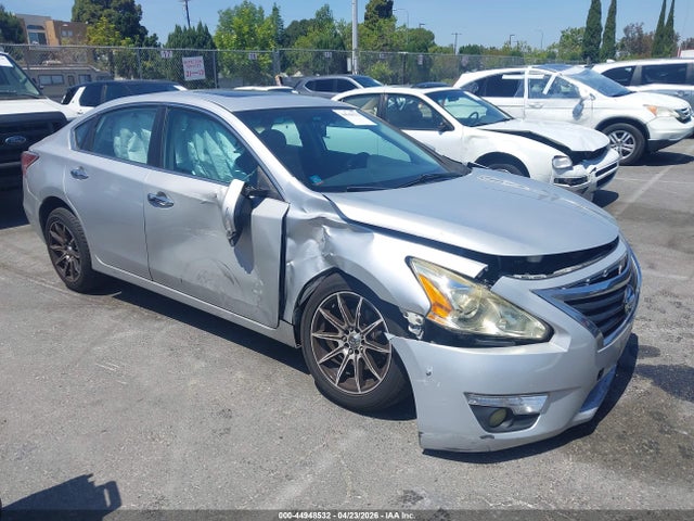 Salvage Nissan Altima Image