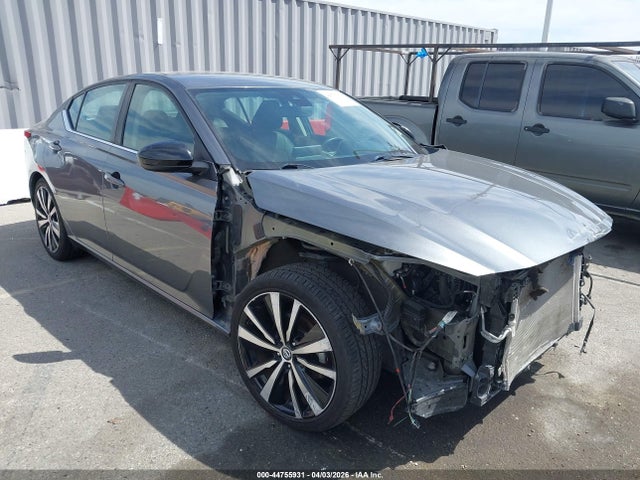 Salvage Nissan Altima Image