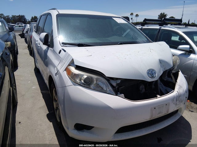 Salvage Toyota Sienna Image