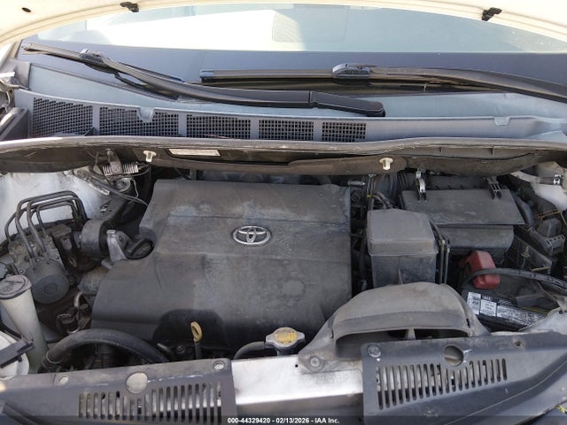 Toyota Sienna Le V6 8 Passenger