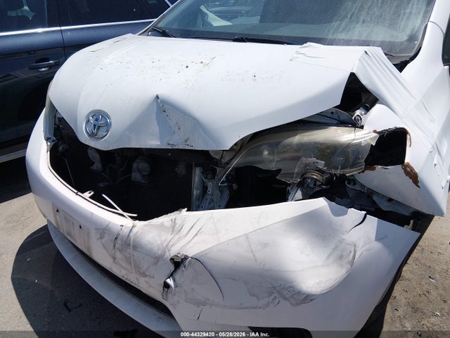 Toyota Sienna Le V6 8 Passenger
