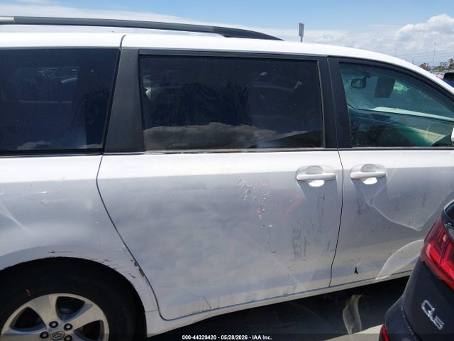 Toyota Sienna Le V6 8 Passenger