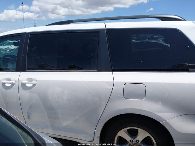 Toyota Sienna Le V6 8 Passenger