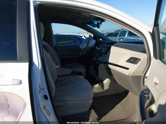 Toyota Sienna Le V6 8 Passenger