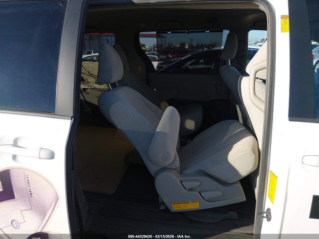 Toyota Sienna Le V6 8 Passenger
