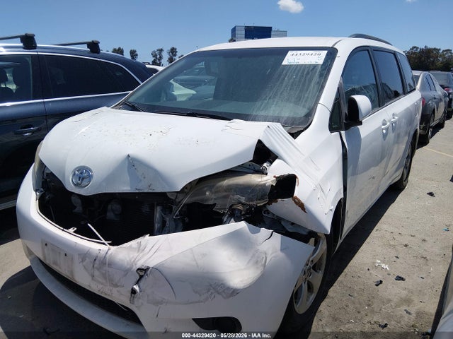 Toyota Sienna Le V6 8 Passenger