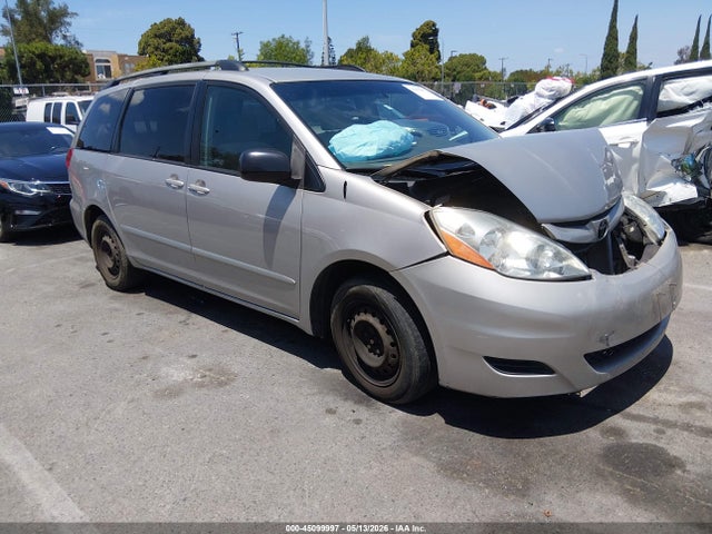 Salvage Toyota Sienna Image