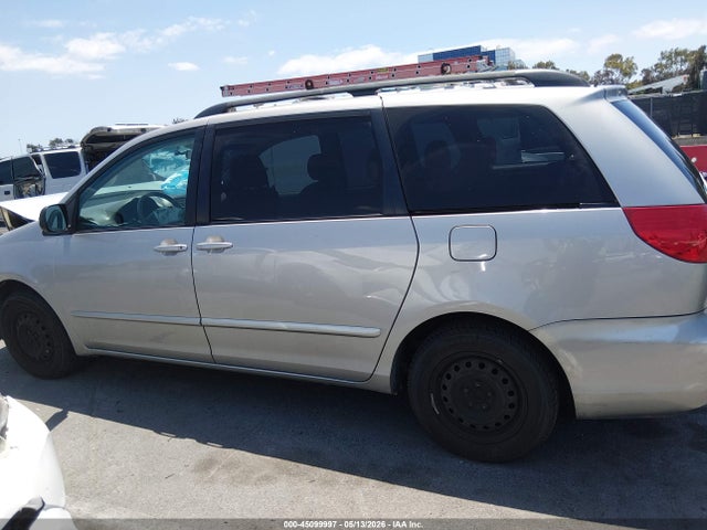 Toyota Sienna Le