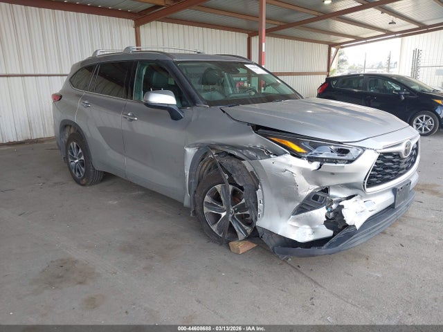Salvage Toyota Highlander Image