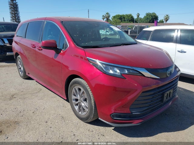 Salvage Toyota Sienna Image