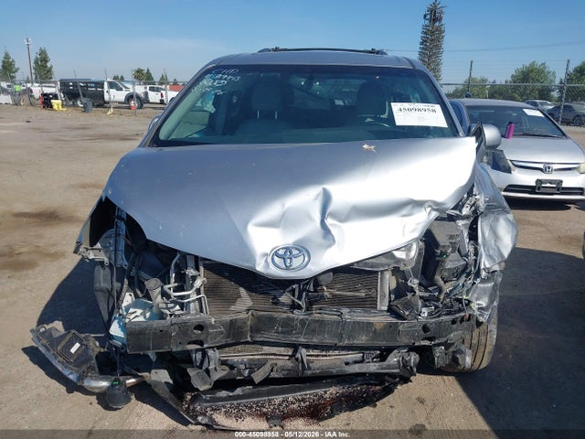 Toyota Sienna Xle Premium 8 Passenger