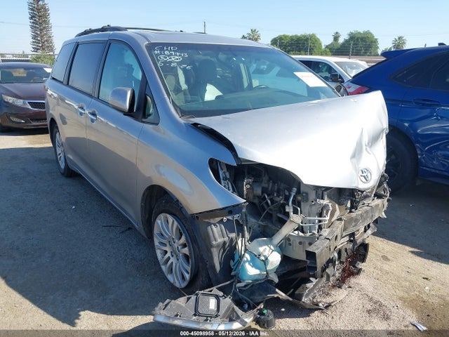 Salvage Toyota Sienna Image