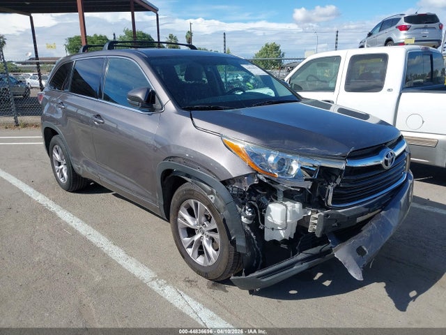 Salvage Toyota Highlander Image