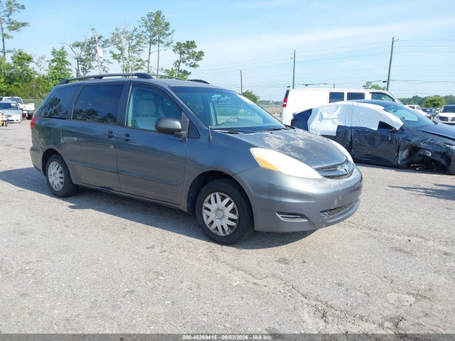 Salvage Toyota Sienna Image