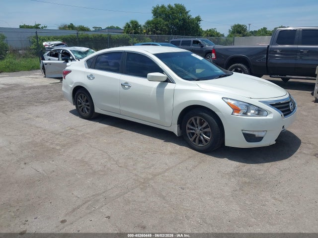 Salvage Nissan Altima Image