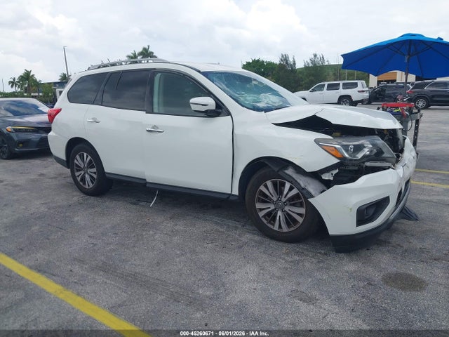 Salvage Nissan Pathfinder Image