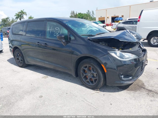 Salvage Chrysler Pacifica Image
