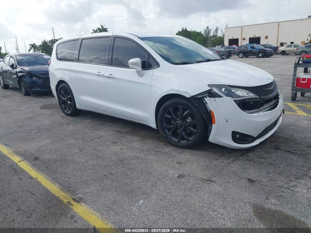 Salvage Chrysler Pacifica Image