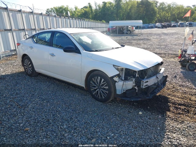 Salvage Nissan Altima Image