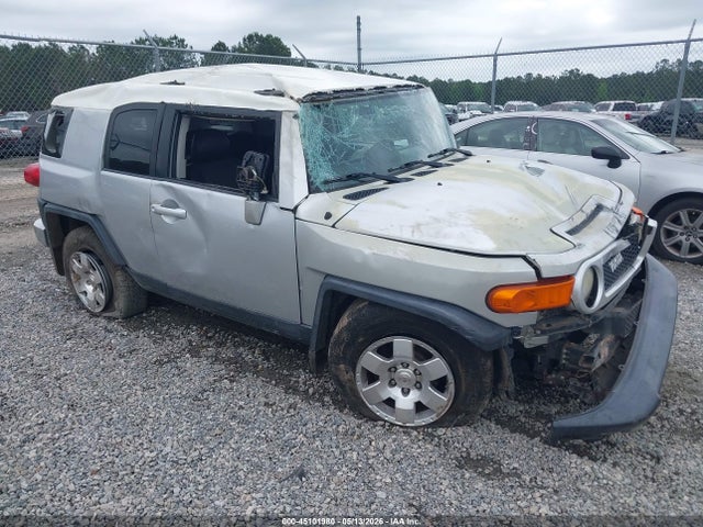 Salvage Toyota FJ Cruiser Image