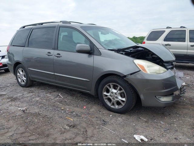 Salvage Toyota Sienna Image