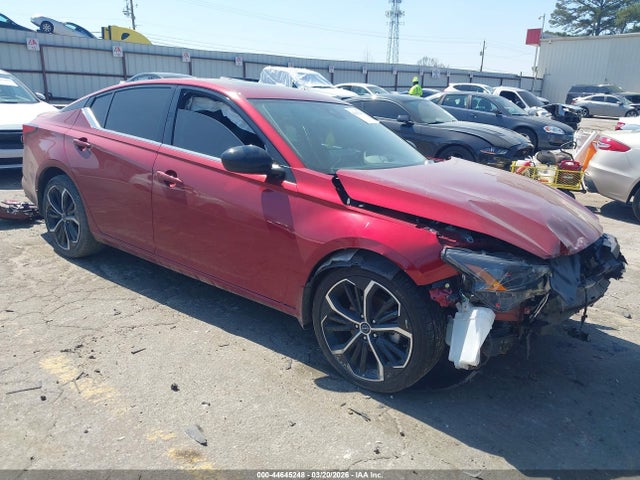 Salvage Nissan Altima Image