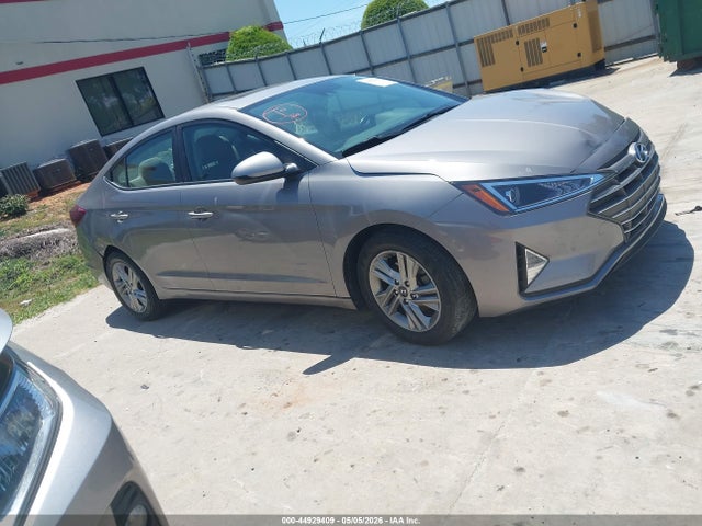 Salvage Hyundai ELANTRA Image