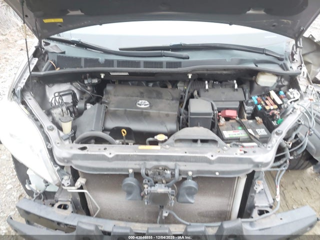 Toyota Sienna Limited V6