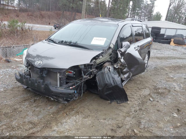 Toyota Sienna Limited V6