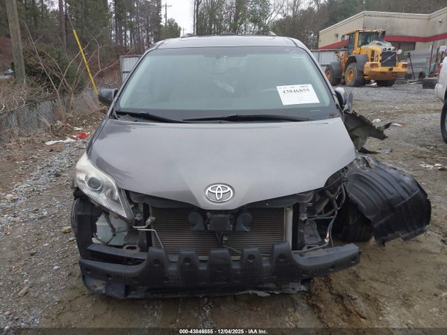 Toyota Sienna Limited V6