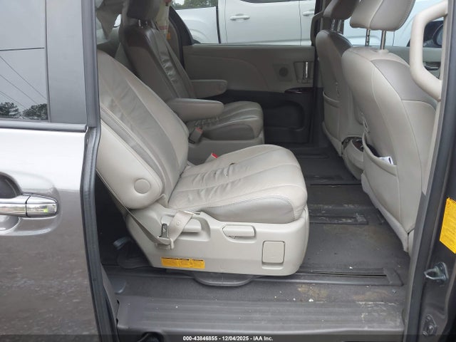 Toyota Sienna Limited V6