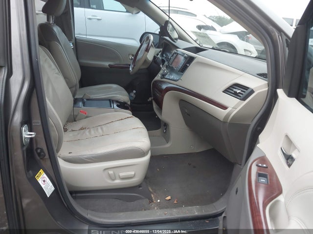 Toyota Sienna Limited V6