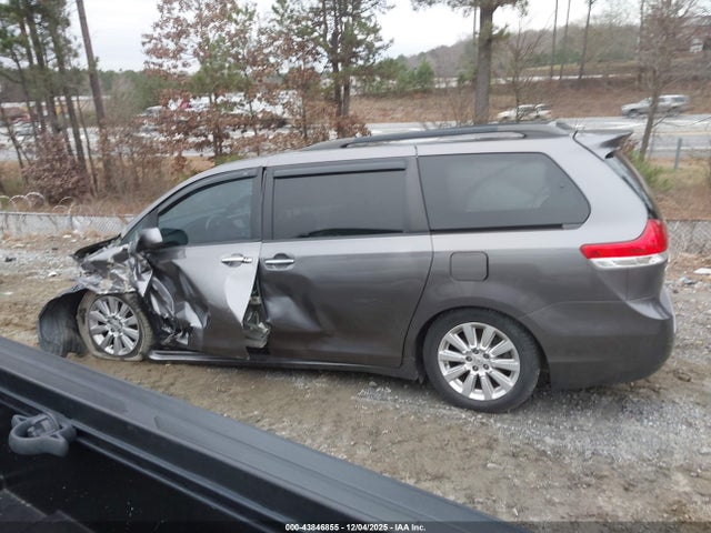Toyota Sienna Limited V6