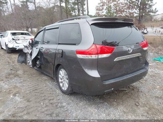 Toyota Sienna Limited V6