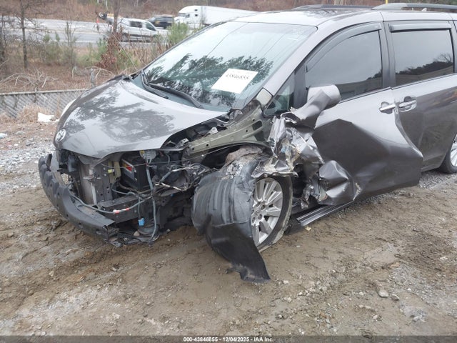 Toyota Sienna Limited V6
