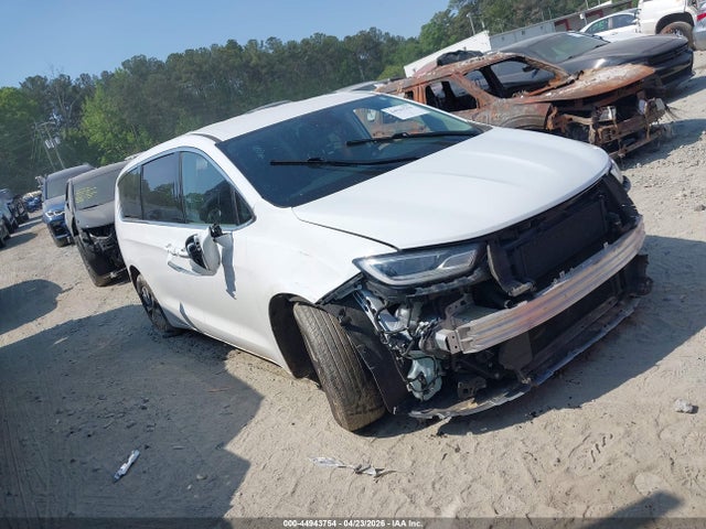 Salvage Chrysler Pacifica Image