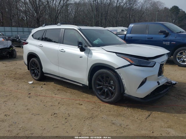 Salvage Toyota Highlander Image