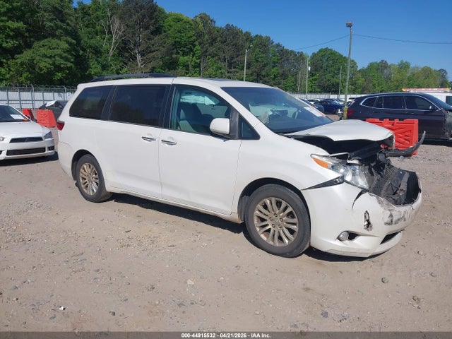 Salvage Toyota Sienna Image