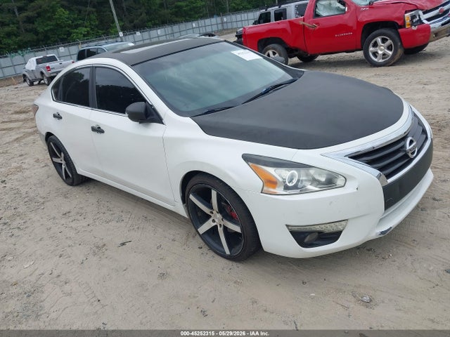 Salvage Nissan Altima Image