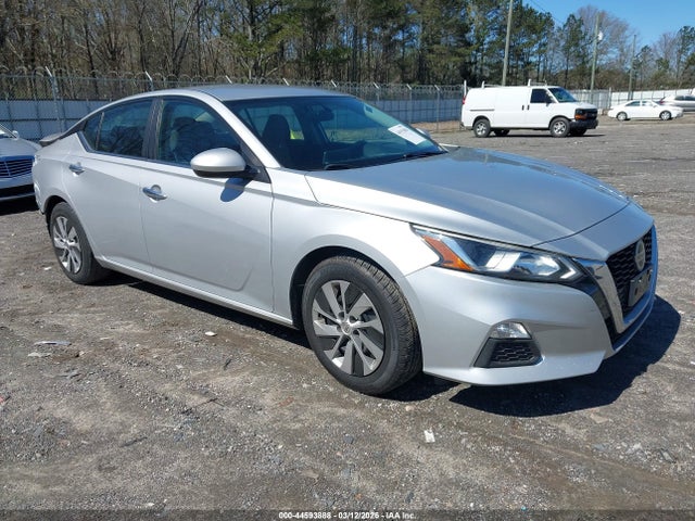 Salvage Nissan Altima Image