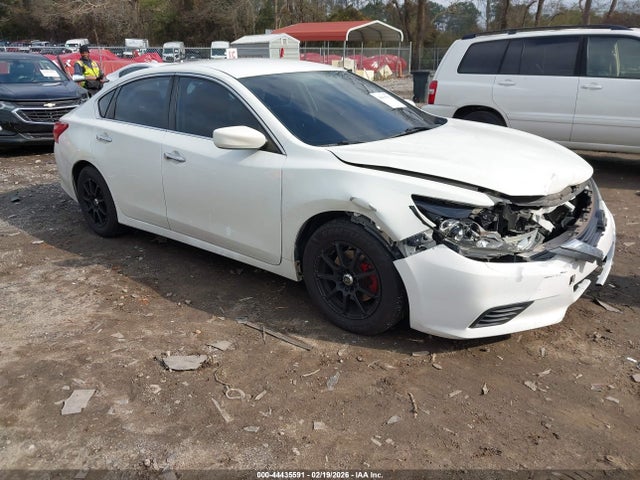 Salvage Nissan Altima Image